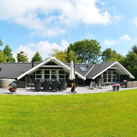 Vakantiehuis Bright With Hot Tub *